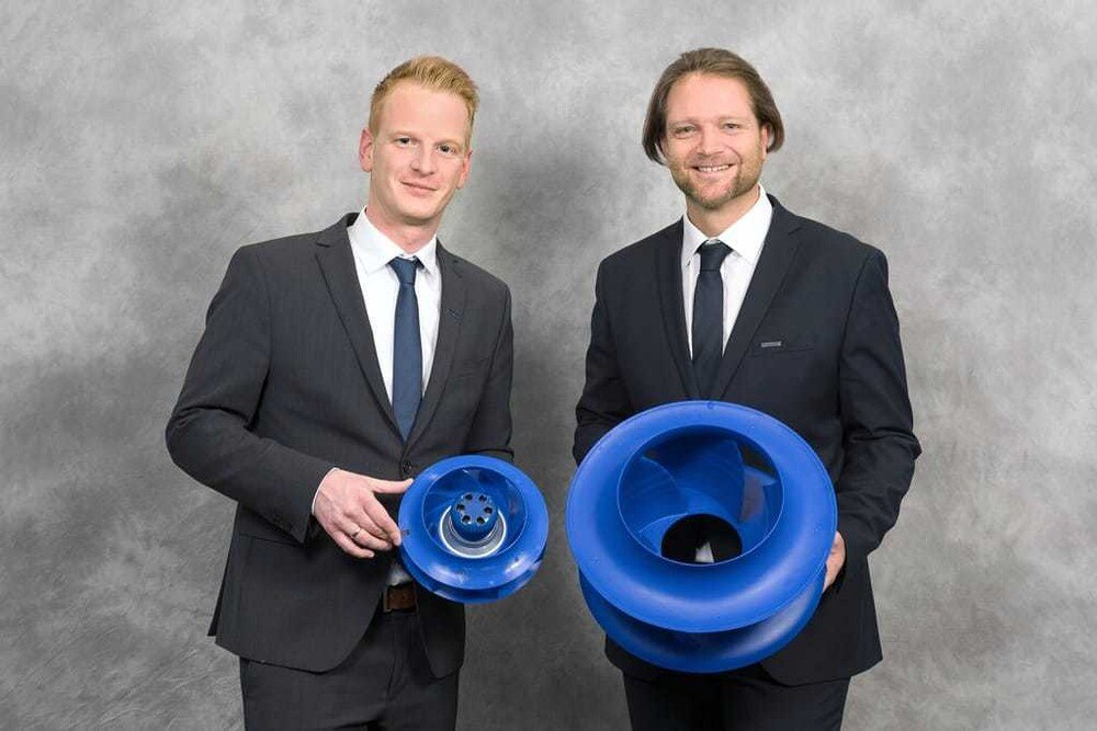 © Ziehl-Abegg Kurt Kerschbaummair (rechts) folgt auf Nils Kowalke, der in der deutschen Firmenzentrale internationale Führungsaufgaben übernimmt.