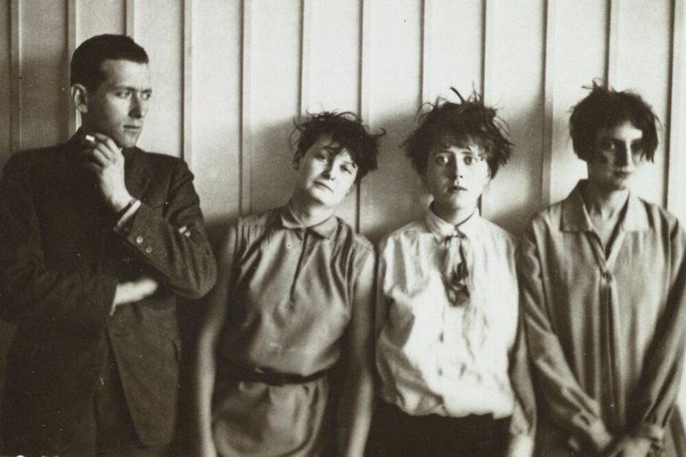 © Stephan Consemüller, Klassikstiftung Weimar, mit freundlicher Genehmigung von Wulf Herzogenrath
Frauen prägten wesentlich das avantgardistische Image des Bauhaus. Erich Consemüller: Marcel Breuer mit seinem „Harem“ (Martha Erps-Breuer, Katt Both, Ruth Hollós-Consemüller) Frauen prägten wesentlich das avantgardistische Image des Bauhaus. Erich Consemüller: Marcel Breuer mit seinem „Harem“ (Martha Erps-Breuer, Katt Both, Ruth Hollós-Consemüller)