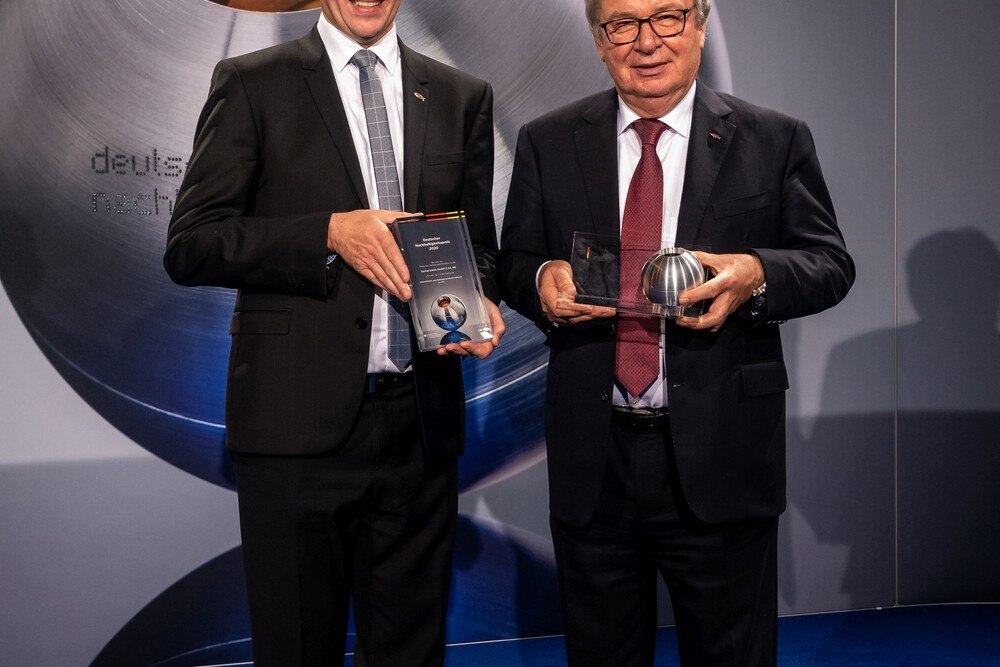© fischer
Firmeninhaber Klaus Fischer (l.) nahm den Deutschen Nachhaltigkeitspreis in der Kategorie „Großunternehmen" entgegen. Firmeninhaber Klaus Fischer (l.) nahm den Deutschen Nachhaltigkeitspreis in der Kategorie „Großunternehmen" entgegen.