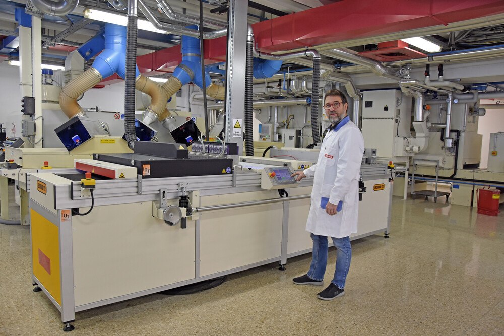 Reinhard Huber, Leiter der Adler-Anwendungstechnik für die Möbelindustrie, an der neuen Excimer-Anlage.
© Adler Reinhard Huber, Leiter der Adler-Anwendungstechnik für die Möbelindustrie, an der neuen Excimer-Anlage.