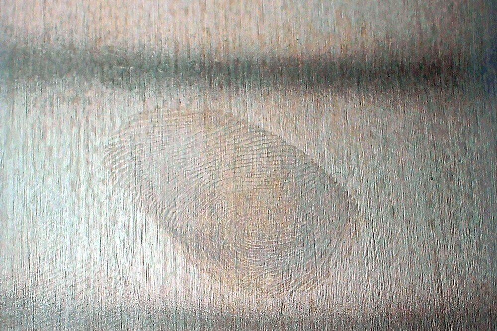 © Fraunhofer IMWS Fettige Fingerabdrücke auf glänzenden Edelstahloberflächen sehen nicht nur unschön aus, sondern greifen auch die Oberfläche an. Fettige Fingerabdrücke auf glänzenden Edelstahloberflächen sehen nicht nur unschön aus, sondern greifen auch die Oberfläche an.