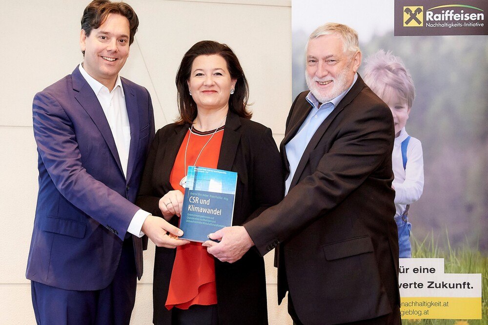 v.l.n.r.: René Schmidpeter (Prof. für Int. Wirtschaftsethik & CSR an der CBS Cologne Business School) und die Buch-Herausgeber Andrea Sihn-Weber (Geschäftsführerin der RNI) und Franz Fischler (Vorsitzender der RNI)
© S. Klimpt v.l.n.r.: René Schmidpeter (Prof. für Int. Wirtschaftsethik & CSR an der CBS Cologne Business School) und die Buch-Herausgeber Andrea Sihn-Weber (Geschäftsführerin der RNI) und Franz Fischler (Vorsitzender der RNI)