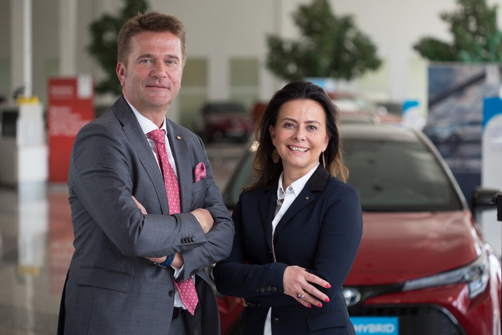 © Toyota Frey Retail / Philipp Lipiarski
CEO Anja Frey-Winkelbauer mit COO Stefan Gubi CEO Anja Frey-Winkelbauer mit COO Stefan Gubi