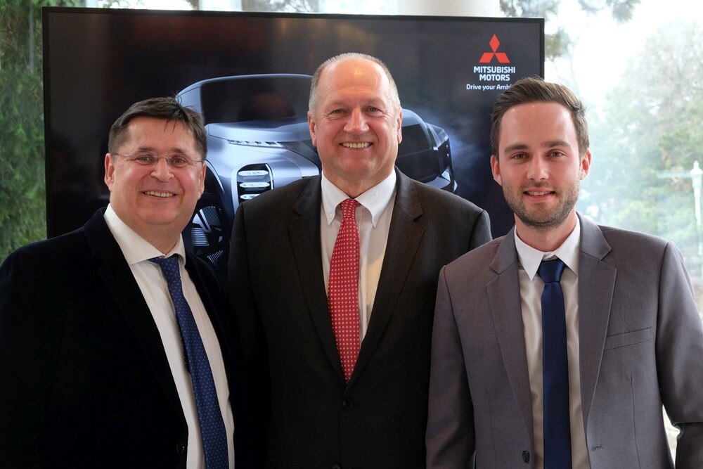 © Peter Seipel / ÖWV
Andreas Kostelecky (GF Denzel Autoimport), Fritz Sommer (scheidender Mitsubishi Pressesprecher), Michael Ellies (PR-Manager Mitsubishi) Andreas Kostelecky (GF Denzel Autoimport), Fritz Sommer (scheidender Mitsubishi Pressesprecher), Michael Ellies (PR-Manager Mitsubishi)