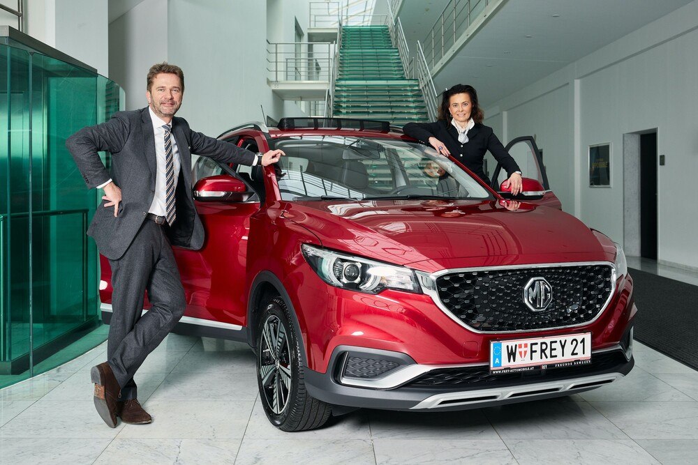 © FREY e-Motion/Sebastian Reich
CEO Anja Frey-Winkelbauer und COO Stefan Gubi mit dem neuen MG CEO Anja Frey-Winkelbauer und COO Stefan Gubi mit dem neuen MG