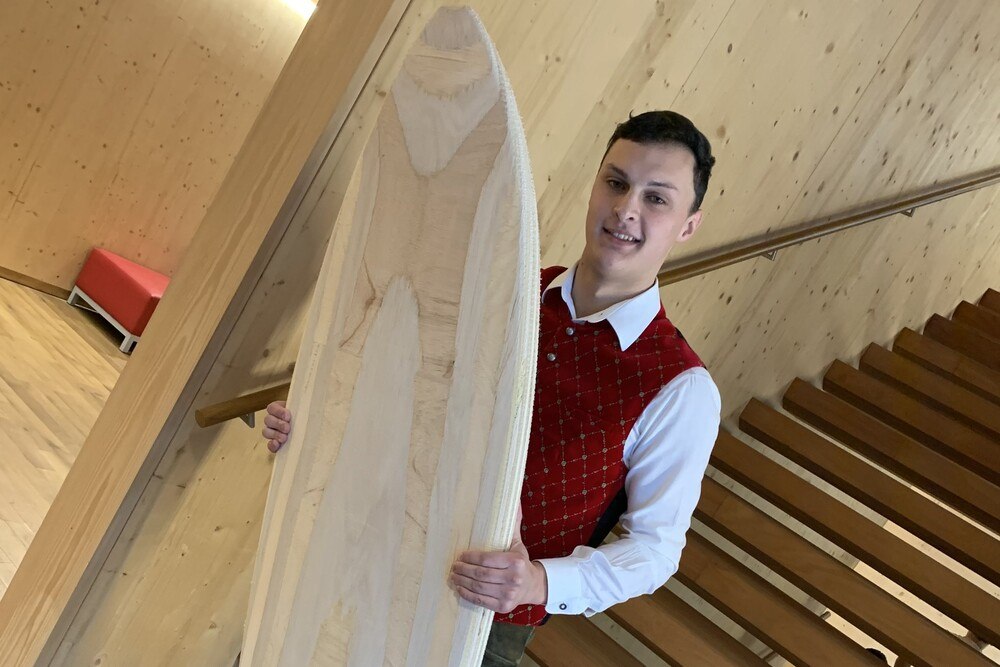 © Holztechnikum Kuchl
Ein biologisch abbaubares Surfboard, das HTK-Schüler anlässlich ihrer Diplomarbeit entwickeln, kann am Tag der offenen Tür besichtigt werden. Ein biologisch abbaubares Surfboard, das HTK-Schüler anlässlich ihrer Diplomarbeit entwickeln, kann am Tag der offenen Tür besichtigt werden.