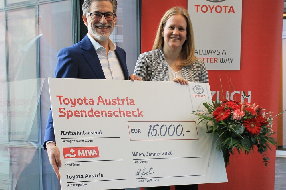 © Toyota Austria
Heiko Twellmann (GF Toyota Austria) mit Christine Parzer (Geschäftsführerin MIVA Austria). Heiko Twellmann (GF Toyota Austria) mit Christine Parzer (Geschäftsführerin MIVA Austria).
