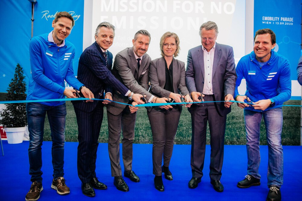 © Reed
Oliver Schmerhold, Direktor ÖAMTC (2.v.l.); Benedikt Binder-Krieglstein, CEO Reed Exhibitions; Bundministerin Leonore Gewessler; Günter Kerle, Sprecher der Automobilimporteure; Philipp Halla, Geschäftsführer Instadrive Oliver Schmerhold, Direktor ÖAMTC (2.v.l.); Benedikt Binder-Krieglstein, CEO Reed Exhibitions; Bundministerin Leonore Gewessler; Günter Kerle, Sprecher der Automobilimporteure; Philipp Halla, Geschäftsführer Instadrive