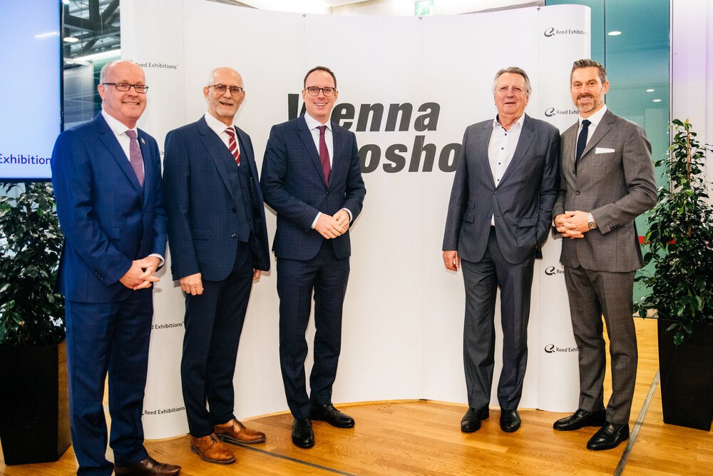 © Reed
Peter Laimer (Statistik Austria), Klaus Edelsbrunner(Bundesgremialobmann des Fahrzeughandels), Andreas Ottenschläger (ÖVP-Verkehrssprecher), Günther Kerle (Sprecher Automobilimporteure), Benedikt Binder-Krieglstein (Reed Exhibitions) v.l. Peter Laimer (Statistik Austria), Klaus Edelsbrunner(Bundesgremialobmann des Fahrzeughandels), Andreas Ottenschläger (ÖVP-Verkehrssprecher), Günther Kerle (Sprecher Automobilimporteure), Benedikt Binder-Krieglstein (Reed Exhibitions) v.l.