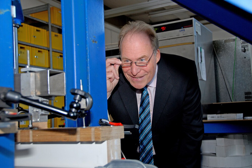 © ift Rosenheim
Die Begeisterung für Forschung, Prüfung und Technik hat Prof. Ulrich Sieberath 37 Jahre begleitet. Die Begeisterung für Forschung, Prüfung und Technik hat Prof. Ulrich Sieberath 37 Jahre begleitet.