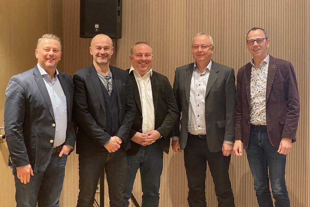 © Kersten Viehmann/VIZ
Der neue VIZ-Vorstand (v.l.): Alexander Sollböck, Hans-Jörg Dullinger, Markus Riedl, Gerhard Lang, Rudolf Donner Der neue VIZ-Vorstand (v.l.): Alexander Sollböck, Hans-Jörg Dullinger, Markus Riedl, Gerhard Lang, Rudolf Donner