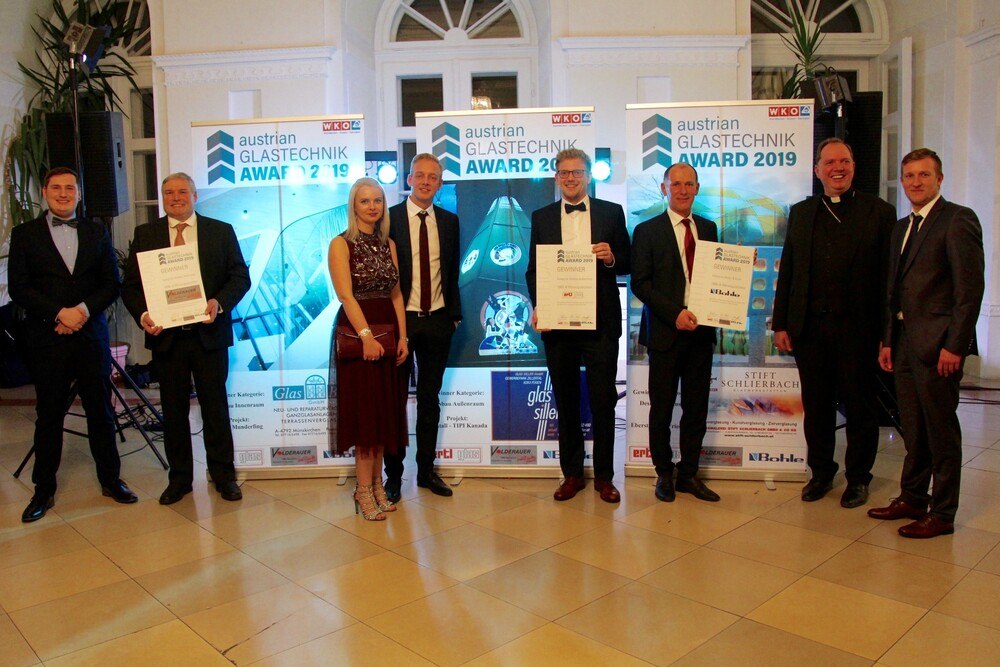 © Birgit Tegtbauer
Die stolzen Sieger der Austrian Glastechnik Awards 2019 (von links): Glas Bauer GmbH (Kategorie Glasbau Innenraum), Glas Siller GmbH (Kategorie Glasbau Außenraum) und Glasmalerei Stift Schlierbach (Kategorie Design & Kunst). Die stolzen Sieger der Austrian Glastechnik Awards 2019 (von links): Glas Bauer GmbH (Kategorie Glasbau Innenraum), Glas Siller GmbH (Kategorie Glasbau Außenraum) und Glasmalerei Stift Schlierbach (Kategorie Design & Kunst).