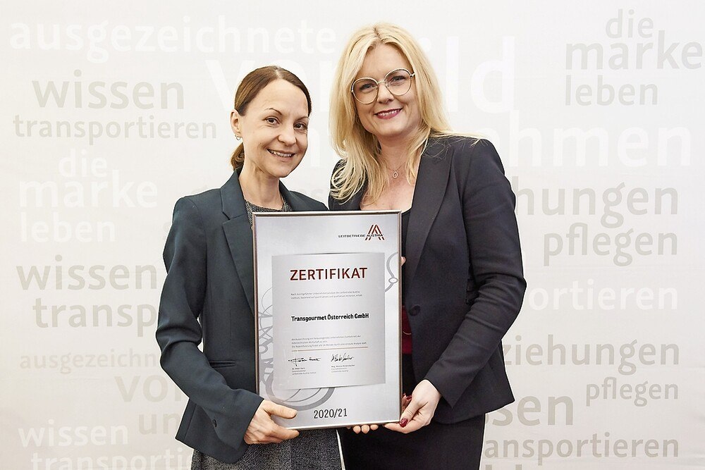 © Sabine Klimpt
Bettina Fleiss von Transgourmet (links) nahm den Preis von Monica Rintersbacher von Leitbetriebe Austria entgegen. Bettina Fleiss von Transgourmet (links) nahm den Preis von Monica Rintersbacher von Leitbetriebe Austria entgegen.