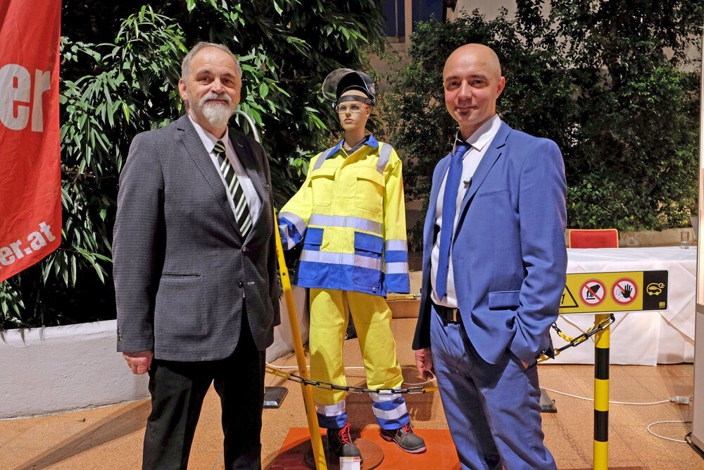 © Peter Seipel / ÖWV
Markus Fuchs (Direktor der Siegfried Marcus Berufsschule) und Deniz Kartal (Evalus Geschäftsführer) am EV Safety Day in der Pyramide Vösendorf (v.l.) Markus Fuchs (Direktor der Siegfried Marcus Berufsschule) und Deniz Kartal (Evalus Geschäftsführer) am EV Safety Day in der Pyramide Vösendorf (v.l.)