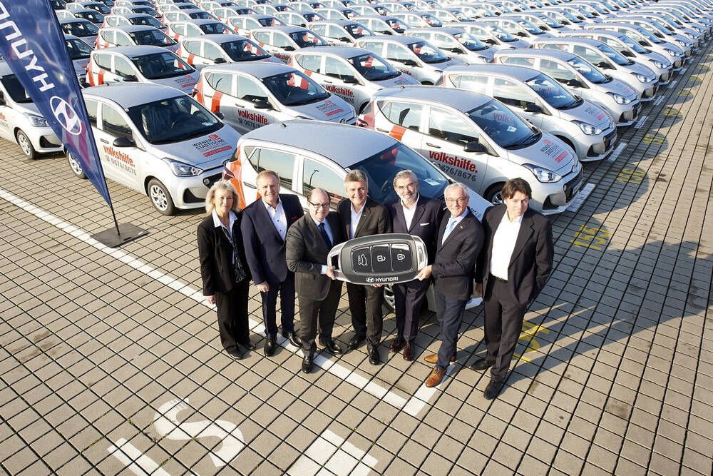 © Sabine Klimpt
Klaudia Göhl (Flottenmanagerin Hyundai), Michael Heilmann (Flottendirektor Hyundai), Roland Punzengruber (GF Hyundai), Gregor Tomschizek (GF Volkshilfe NÖ), Rainer Zeithammel (GF ptd GmbH, Peter Rehak (Leiter Infrastruktur Volkshilfe NÖ) (v.l.) Klaudia Göhl (Flottenmanagerin Hyundai), Michael Heilmann (Flottendirektor Hyundai), Roland Punzengruber (GF Hyundai), Gregor Tomschizek (GF Volkshilfe NÖ), Rainer Zeithammel (GF ptd GmbH, Peter Rehak (Leiter Infrastruktur Volkshilfe NÖ) (v.l.)