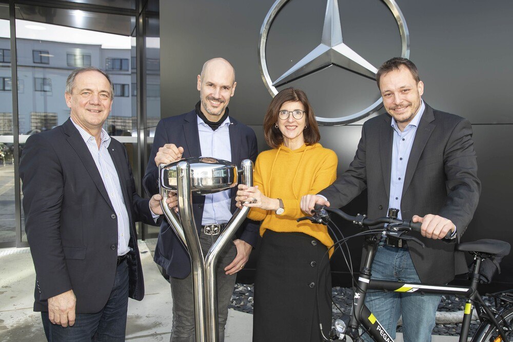 © Andreas Kolarik / Mercedes-Benz Österreich
Hannes Weissenbacher, Betriebsratsvorsitzender Mercedes-Benz Österreich Wolfgang Bremm von Kleinsorgen, CEO Mercedes-Benz Österreich Andrea Huber, Leiterin des Konradinums Thomas Janik, Geschäftsführer der Sonneninsel GmbH (v.l.) Hannes Weissenbacher, Betriebsratsvorsitzender Mercedes-Benz Österreich Wolfgang Bremm von Kleinsorgen, CEO Mercedes-Benz Österreich Andrea Huber, Leiterin des Konradinums Thomas Janik, Geschäftsführer der Sonneninsel GmbH (v.l.)