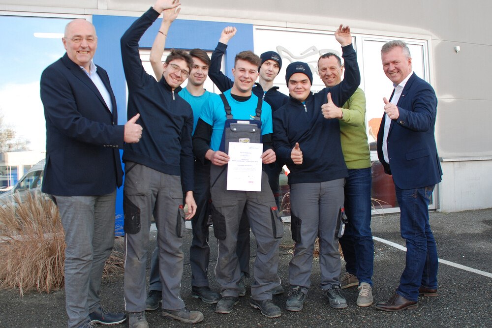 © WKOOE
Christoph Wiesner (WKO Ried), Lehrlinge von Fischerleitner (Marcel Kamenitzki, Oskar Pimingstorfer, Elias Wambacher, Johannes Pimingstorfer, Niklas Bögl), Peter Fischerleitner, Josef Heißbauer (Wirtschaftsbund Bezirksobmann) v.l. Christoph Wiesner (WKO Ried), Lehrlinge von Fischerleitner (Marcel Kamenitzki, Oskar Pimingstorfer, Elias Wambacher, Johannes Pimingstorfer, Niklas Bögl), Peter Fischerleitner, Josef Heißbauer (Wirtschaftsbund Bezirksobmann) v.l.
