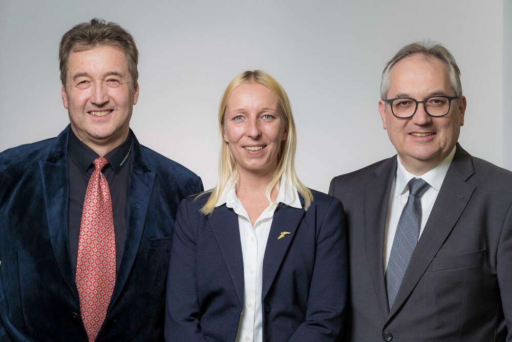© Goodyear Dunlop Tires Austria
Thomas Landl (Verkaufsleiter Autohaus), Martina Datatschek (Gebietsleiterin Autohaus), Wolfgang Stummer (Geschäftsführer Goodyear Dunlop Tires Austria) (v.l.) Thomas Landl (Verkaufsleiter Autohaus), Martina Datatschek (Gebietsleiterin Autohaus), Wolfgang Stummer (Geschäftsführer Goodyear Dunlop Tires Austria) (v.l.)