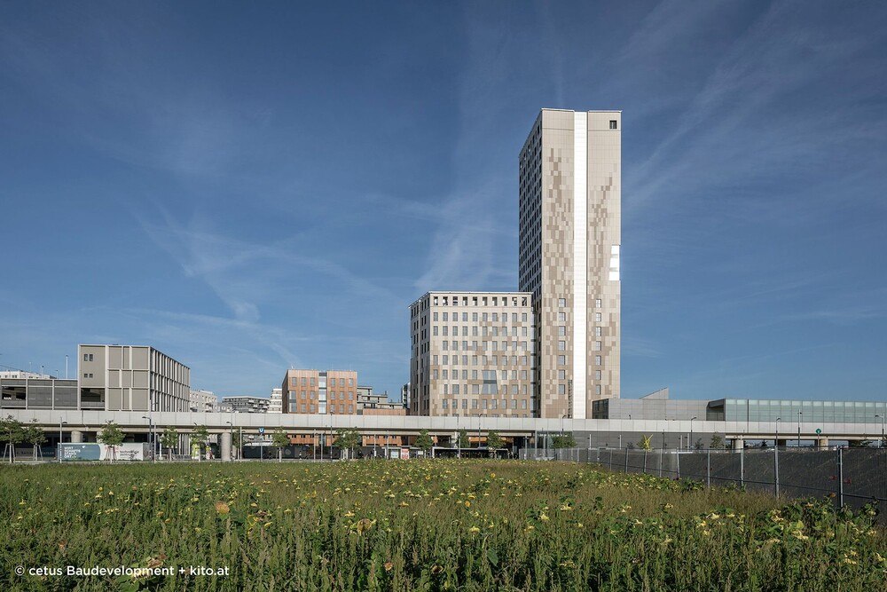 © cetus Baudevelopment + kito.at
Das HoHo Wien erreicht ab dem Erdgeschoss einen Holzanteil von fast 74 Prozent und spart gegenüber einem konventionell errichteten Gebäude rund 2.800 Tonnen CO2-Äquivalente ein. Das HoHo Wien erreicht ab dem Erdgeschoss einen Holzanteil von fast 74 Prozent und spart gegenüber einem konventionell errichteten Gebäude rund 2.800 Tonnen CO2-Äquivalente ein.
