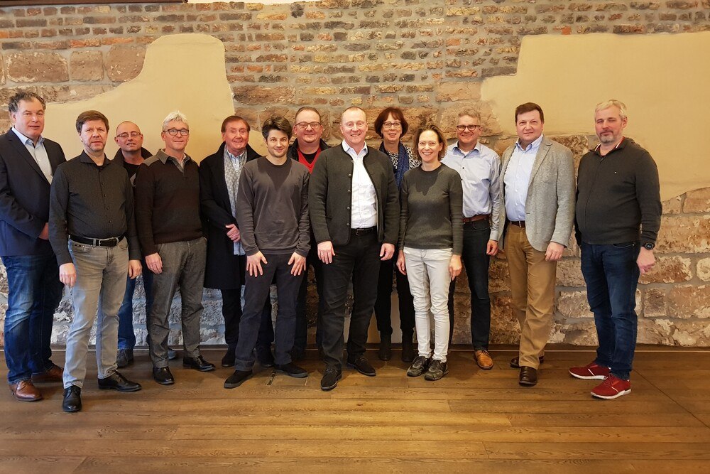 © ZKF
Innerhalb von zwei Tagen legte der ZKF-Vorstand bei der Klausur in Bad Arolsen die Aufgaben für das Jahr 2020 fest. Die Mitglieder der Klausurtagung von rechts nach links: Claus Evels, ZKF-HGF Thomas Aukamm, Dierk Conrad, Ines Hensel, Alice Baker, ZKF-Präsident Peter Börner, Jens Kopp, Maximilian Mayrhofer, Detlev Thedens, Ulrich Schäfer, Thomas Geßner, Holger Schmädicke, Klaus Steinforth. Innerhalb von zwei Tagen legte der ZKF-Vorstand bei der Klausur in Bad Arolsen die Aufgaben für das Jahr 2020 fest. Die Mitglieder der Klausurtagung von rechts nach links: Claus Evels, ZKF-HGF Thomas Aukamm, Dierk Conrad, Ines Hensel, Alice Baker, ZKF-Präsident Peter Börner, Jens Kopp, Maximilian Mayrhofer, Detlev Thedens, Ulrich Schäfer, Thomas Geßner, Holger Schmädicke, Klaus Steinforth.