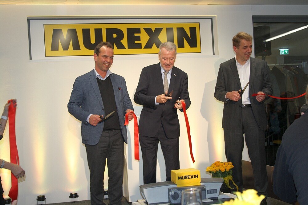 © Redaktion Das Durchtrennen des roten Band durfte bei der Eröffnung freilich nicht fehlen. (v.li.): Robert Schmid, Chef der Schmid Industrieholding, zu der Murexin gehört, der Wr. Neustädter Bürgermeister Klaus Schneeberger (Mitte) und Murexin-Geschäftsführer Bernhard Mucherl. Das Durchtrennen des roten Band durfte bei der Eröffnung freilich nicht fehlen. (v.li.): Robert Schmid, Chef der Schmid Industrieholding, zu der Murexin gehört, der Wr. Neustädter Bürgermeister Klaus Schneeberger (Mitte) und Murexin-Geschäftsführer Bernhard Mucherl.