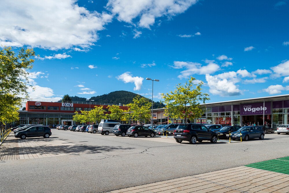 © Union Investment
Das 2005 eröffnete Fachmarktzentrum in der Villacher Straße in Feldkirchen bietet rund 4.600 Quadratmeter Mietfläche. Das 2005 eröffnete Fachmarktzentrum in der Villacher Straße in Feldkirchen bietet rund 4.600 Quadratmeter Mietfläche.