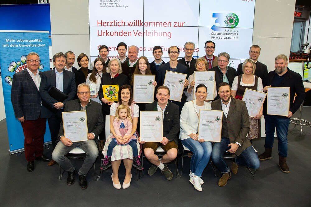 © Land Salzburg/Franz Neumayr/Chris Hofer
Salzburgs LH-Stellvertreter Heinrich Schellhorn verlieh vier Tischlereibetrieben sowie weiteren Unternehmen aus den Bereichen Tourismus und Finanz das Ökolabel. Salzburgs LH-Stellvertreter Heinrich Schellhorn verlieh vier Tischlereibetrieben sowie weiteren Unternehmen aus den Bereichen Tourismus und Finanz das Ökolabel.