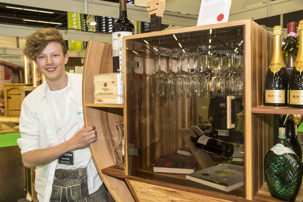 © Reed Exhibitions Salzburg/Andreas Kolarik
Preisträger Jakob Huber vom Werkschulheim Felbertal mit seinem Weinmöbel „Promillo". Preisträger Jakob Huber vom Werkschulheim Felbertal mit seinem Weinmöbel „Promillo".