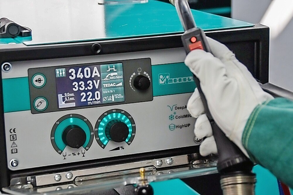 © Merkle Bedienung über Touch-Display und Energiefernregelung über den-Schweißbrenner.
