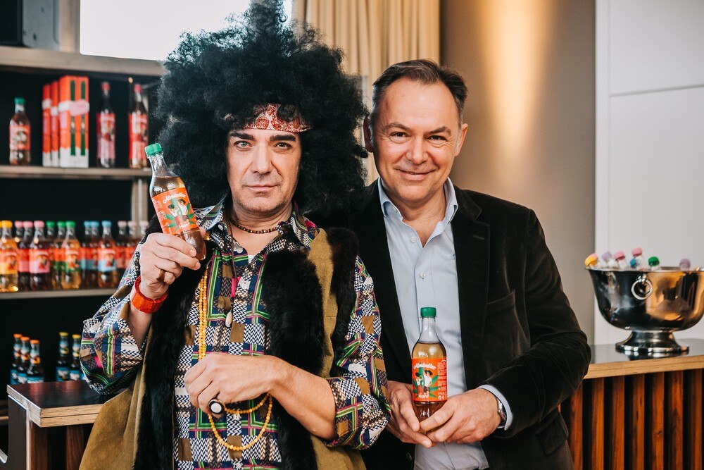 © zvg
Almdudler Sprudelfabrikant Heribert Thomas Klein und Almdudler Geschäftsführer Gerhard Schilling Almdudler Sprudelfabrikant Heribert Thomas Klein und Almdudler Geschäftsführer Gerhard Schilling