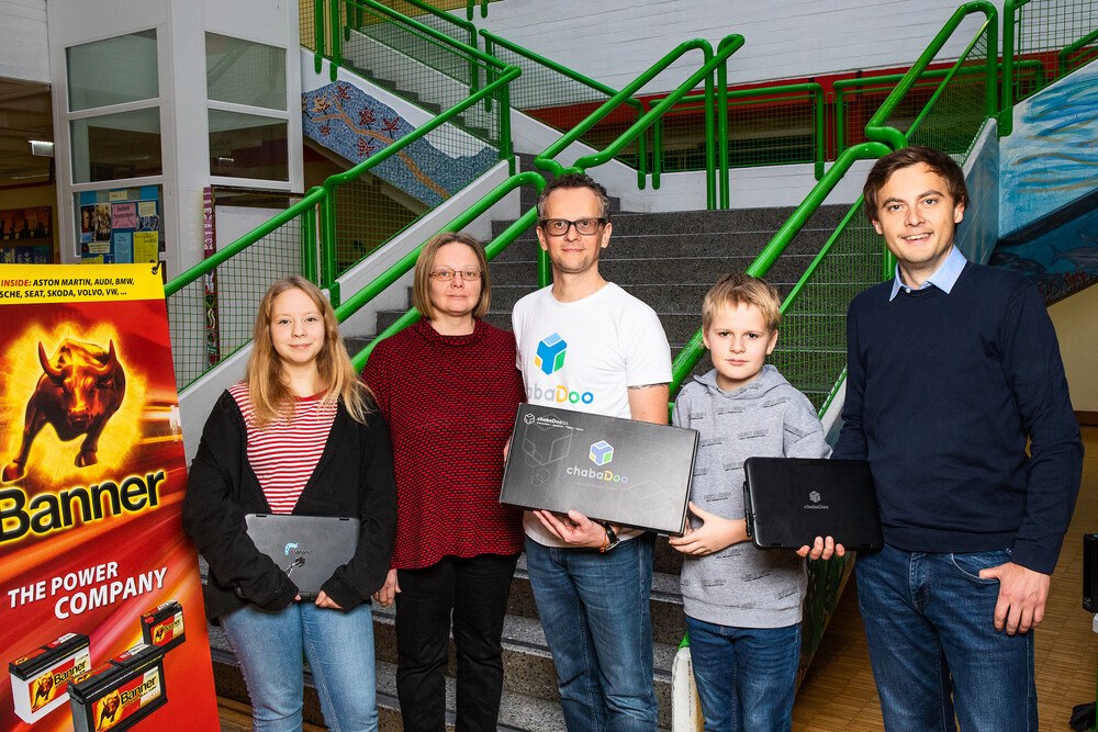 © Banner Batterien
Laptopübergabe: Dir. Elisabeth Rumetshofer mit zwei Schüler der NMS Hart, Thomas Hauzeneder (Marketingleitung Banner, re.), Markus Fischer (chabaDoo GF) Laptopübergabe: Dir. Elisabeth Rumetshofer mit zwei Schüler der NMS Hart, Thomas Hauzeneder (Marketingleitung Banner, re.), Markus Fischer (chabaDoo GF)