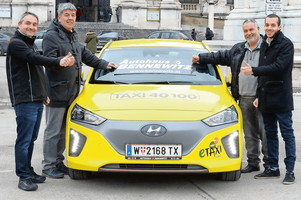 © Peter Seipel
Rainer Bennewitz (GF Autohaus Bennewitz), Rainer Stephan (Verkaufsberater), Fayez Abdou, Amr Abdou (Inhaber Taxi Abdou Amr) (v.l.) vor dem praktisch wartungsfreien Hyundai Ioniq. Rainer Bennewitz (GF Autohaus Bennewitz), Rainer Stephan (Verkaufsberater), Fayez Abdou, Amr Abdou (Inhaber Taxi Abdou Amr) (v.l.) vor dem praktisch wartungsfreien Hyundai Ioniq.