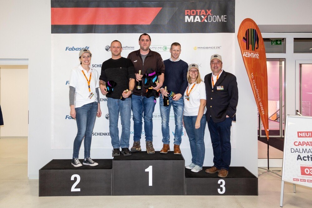 © Synthesa
Alle waren Sieger, trotzdem gab es drei Topplatzierte: Thomas Gattringer (Gold) und Daniel Kollross (Silber) vom Lagerhaus Freistadt sowie Josef Gahleitner (Bronze) von Praher & Mathä , im Bild flankiert von Synthesa-Race-Support Marion Haunschmidt (links), Michaela Sigmund (2.v.r.) und Niederlassungsleiter Benno Auböck (rechts). Alle waren Sieger, trotzdem gab es drei Topplatzierte: Thomas Gattringer (Gold) und Daniel Kollross (Silber) vom Lagerhaus Freistadt sowie Josef Gahleitner (Bronze) von Praher & Mathä , im Bild flankiert von Synthesa-Race-Support Marion Haunschmidt (links), Michaela Sigmund (2.v.r.) und Niederlassungsleiter Benno Auböck (rechts).