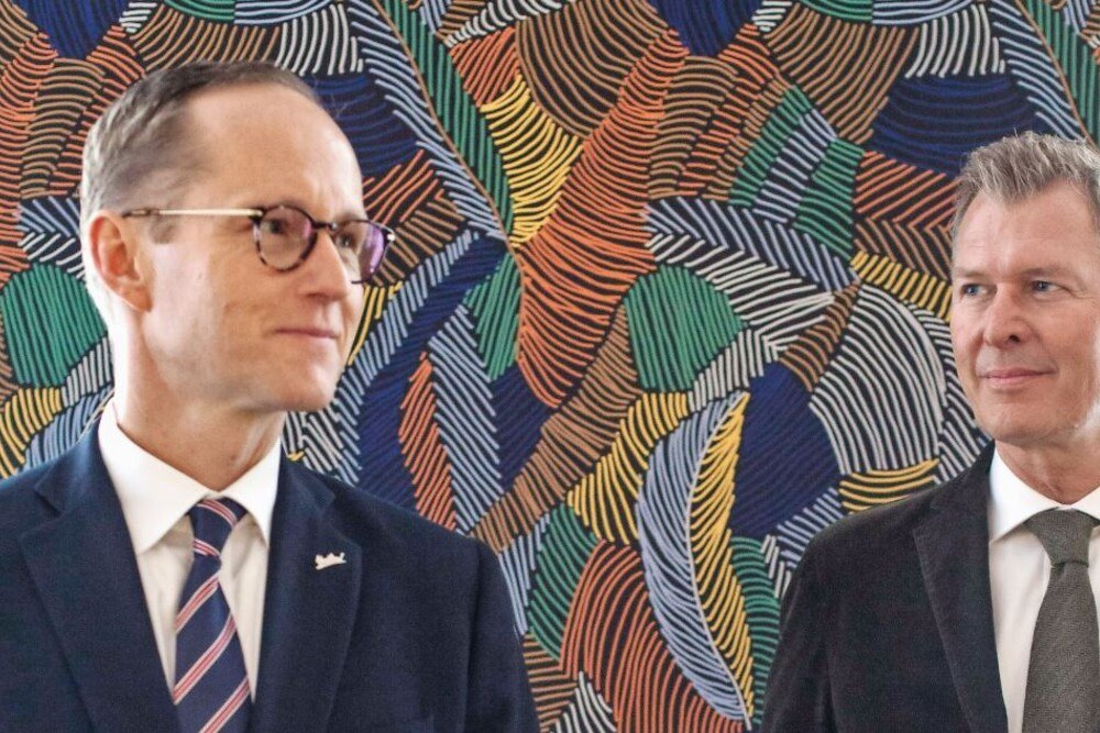 © Daniel Nutz
Der neue GM Frank Spielmeyer (links) und Regional Director Daniel Twerenbold in der Lobby des Radisson Blu Style Hotel Vienna. Der neue GM Frank Spielmeyer (links) und Regional Director Daniel Twerenbold in der Lobby des Radisson Blu Style Hotel Vienna.