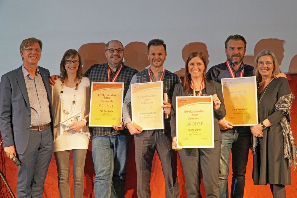 © Adler Adler-Verkaufsleiter Alexander Ringler (li.) und Geschäftsführerin Andrea Berg-hofer (re.) gratulieren den Erfolgshändlern 2019: Farben Vieselthaler (Gold), Farben Toyfl (Silber), Farben Klohs und Farben Pöll (Bronze).