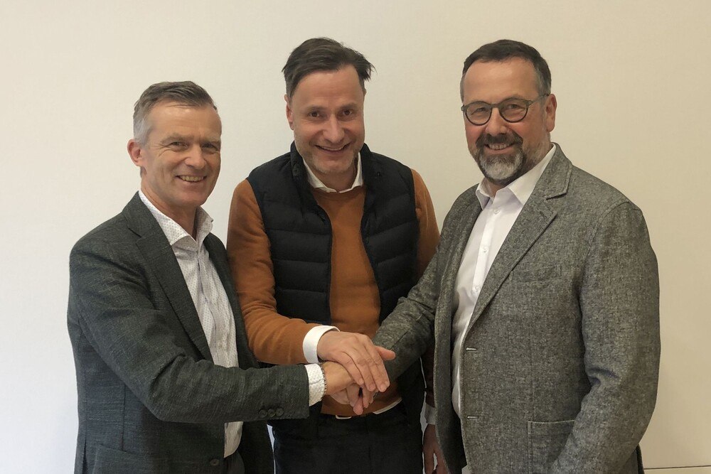 © LEUBE / Herman Seidl
Das Leube-Führungsduo Heimo Berger (l.) und Rudolf Zrost (r.) mit Wolfgnag Rieder (Mitte) nach der Vertragsunterzeichnung. Das Leube-Führungsduo Heimo Berger (l.) und Rudolf Zrost (r.) mit Wolfgnag Rieder (Mitte) nach der Vertragsunterzeichnung.