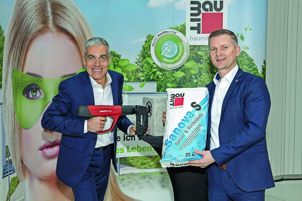 © Baumit Georg Bursik (GF Baumit) und Baumit-Vertriebsleiter Rudolf Ofenschiessl (r.) präsentierten die Innovationen 2020: den Baumit-Klebeanker X1 und den Sanierputz Sanova System S.
