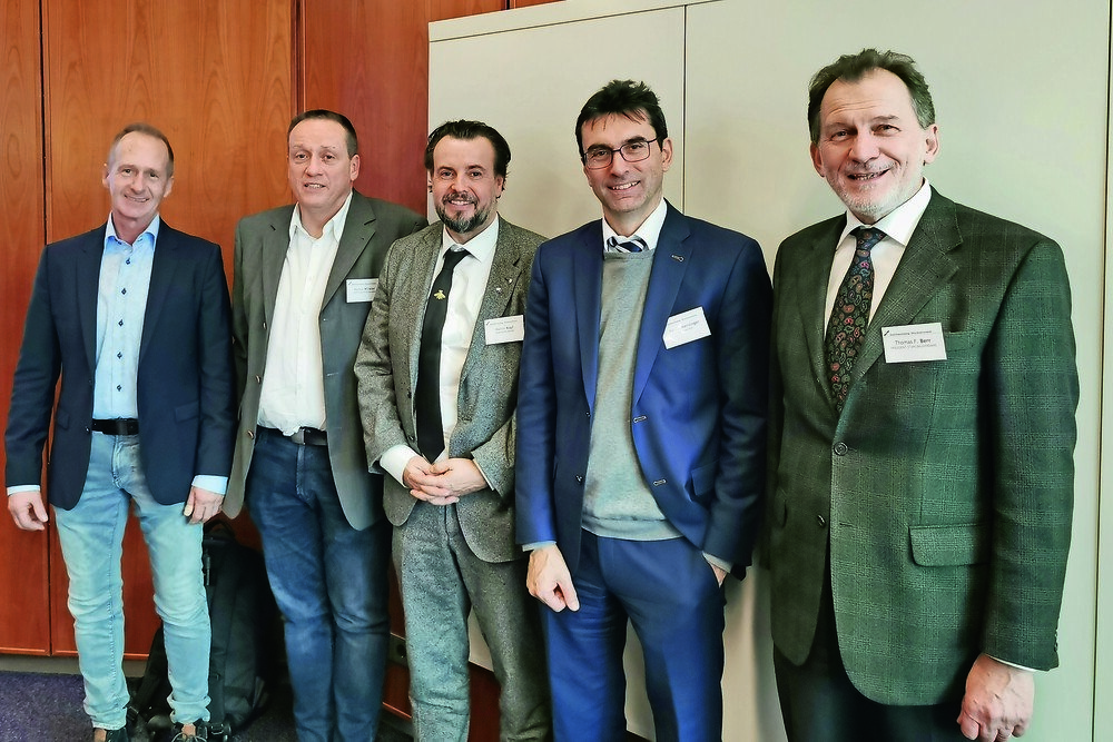 © ÖSTV
V.l.: Otmar Burtscher, Collini; Markus Winkler, Doppelmayr Seilbahnen; Martin Kopf, Präsident der EGGA; Martin Mensinger, TU München/ Lehrstuhl für Metallbau; und Thomas Berr, Präsident des Österreichischen Stahlbauverbandes. V.l.: Otmar Burtscher, Collini; Markus Winkler, Doppelmayr Seilbahnen; Martin Kopf, Präsident der EGGA; Martin Mensinger, TU München/ Lehrstuhl für Metallbau; und Thomas Berr, Präsident des Österreichischen Stahlbauverbandes.