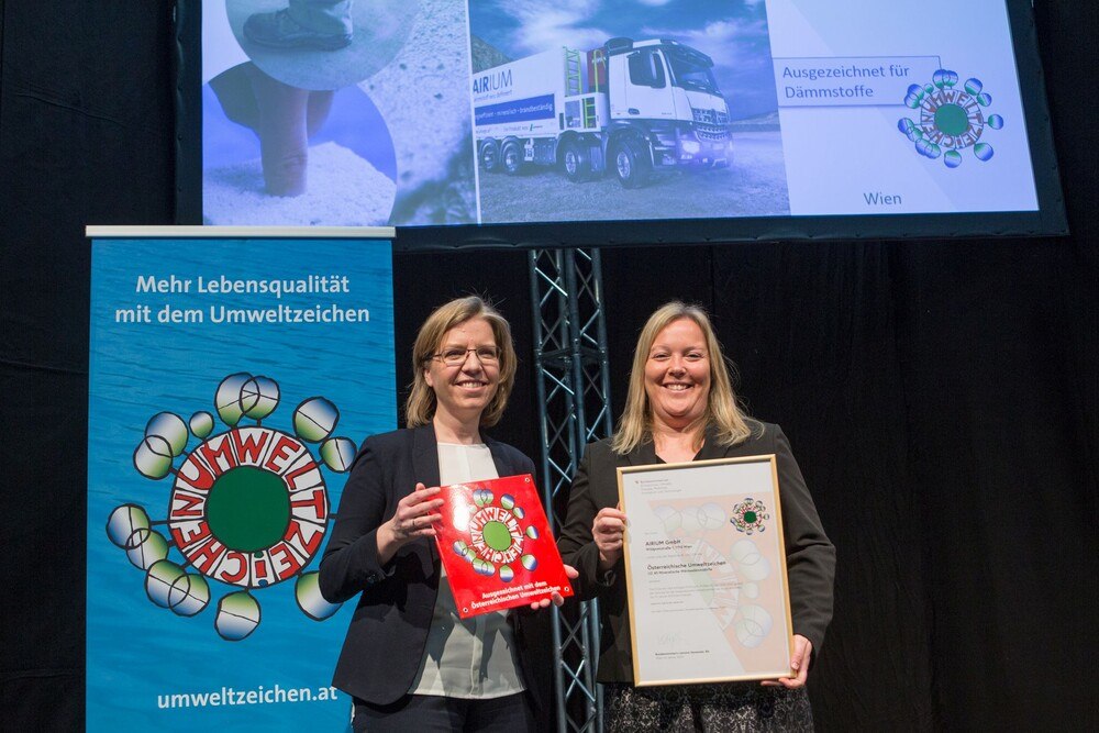© Airium GmbH/Martina Draper Übergabe des Österreichischen Umweltzeichens durch Bundesministerin Leonore Gewessler an Anja Ebenschweiger, Geschäftsführerin der Airium GmbH.