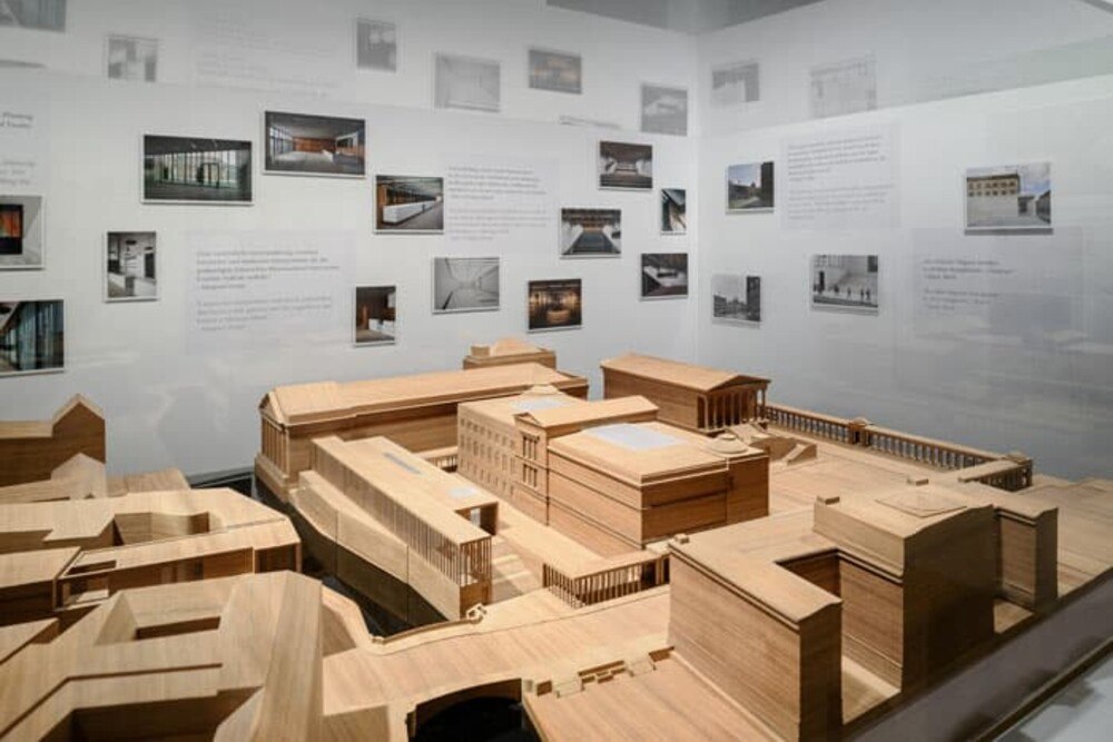 © DAM / Moritz Bernoully
Blick in die Ausstellung des "DAM-Preis 2020" Blick in die Ausstellung des "DAM-Preis 2020"
