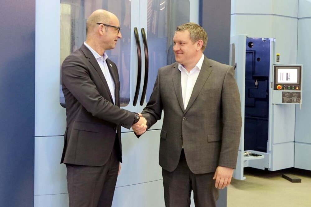 © Matsuura Machinery Handshake: Matsuura Geschäftsführer Bert Kleinmann (li.) und Andale-Geschäftsführer Andreas Hochhold (re.).