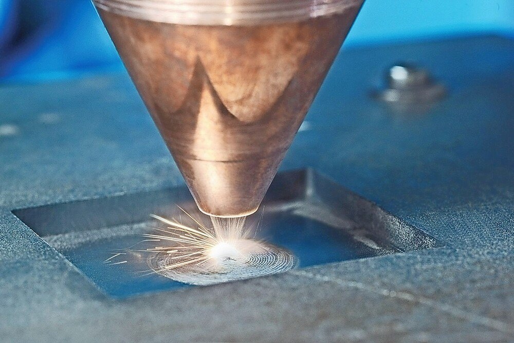 © Fraunhofer ILT, Aachen
Das Projekt „Laval“ soll Laserauftragschweißen zu einer prozesssicheren Technik weiterentwickeln, mit der sich Blechhalbzeuge gezielt lokal verstärken lassen. Das Projekt „Laval“ soll Laserauftragschweißen zu einer prozesssicheren Technik weiterentwickeln, mit der sich Blechhalbzeuge gezielt lokal verstärken lassen.
