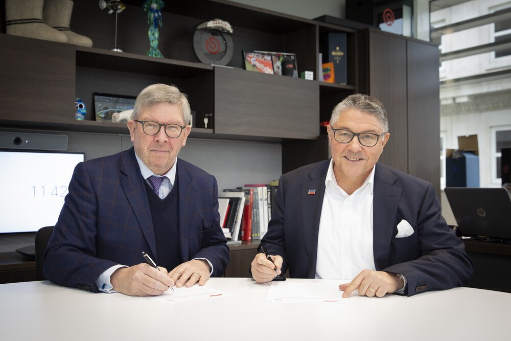 © Liqui Moly
Ross Brawn (Managing Director, Motorsports – Formula 1) und Peter Baumann (Marketingleiter bei Liqui Moly) unterzeichnen den Dreijahresvertrag. (v.l.) Ross Brawn (Managing Director, Motorsports – Formula 1) und Peter Baumann (Marketingleiter bei Liqui Moly) unterzeichnen den Dreijahresvertrag. (v.l.)