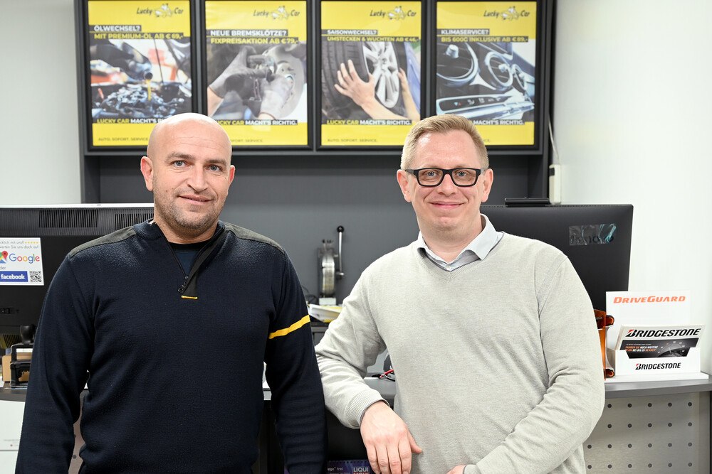Kristian Brutulovic, Lucky Car-Filialleiter, mit Michael Rothbauer, verantwortlich für die §57a-Qualitätssicherung bei Lucky Car. (v.l.)
© KFZ Wirtschaft / Philipp Bednar Kristian Brutulovic, Lucky Car-Filialleiter, mit Michael Rothbauer, verantwortlich für die §57a-Qualitätssicherung bei Lucky Car. (v.l.)