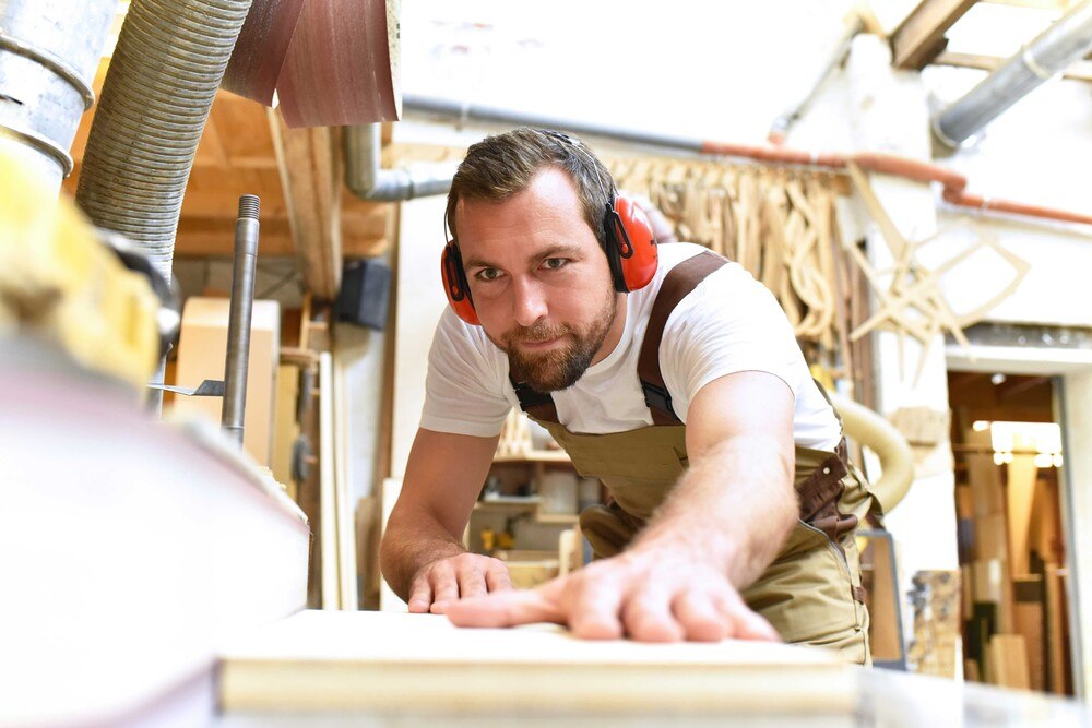 © Getty Images/industryview Produktionsbetriebe wie Tischlereien sind derzeit von den Einschränkungen nicht betroffen. Produktionsbetriebe wie Tischlereien sind derzeit von den Einschränkungen nicht betroffen.