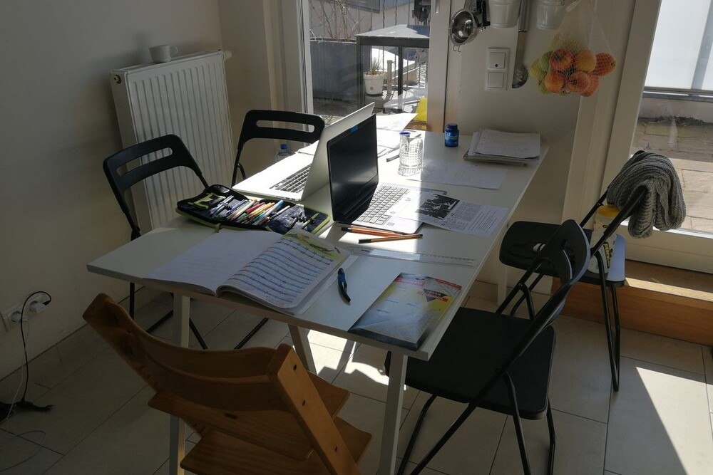 © Bianca Harnisch Bianca Harnisch´s shared Homeoffice: für die Masterstudierende eine Dreifachbelastung aus Arbeit, Studium und Kindern ©Bianca Harnisch Bianca Harnisch´s shared Homeoffice: für die Masterstudierende eine Dreifachbelastung aus Arbeit, Studium und Kindern Bianca Harnisch