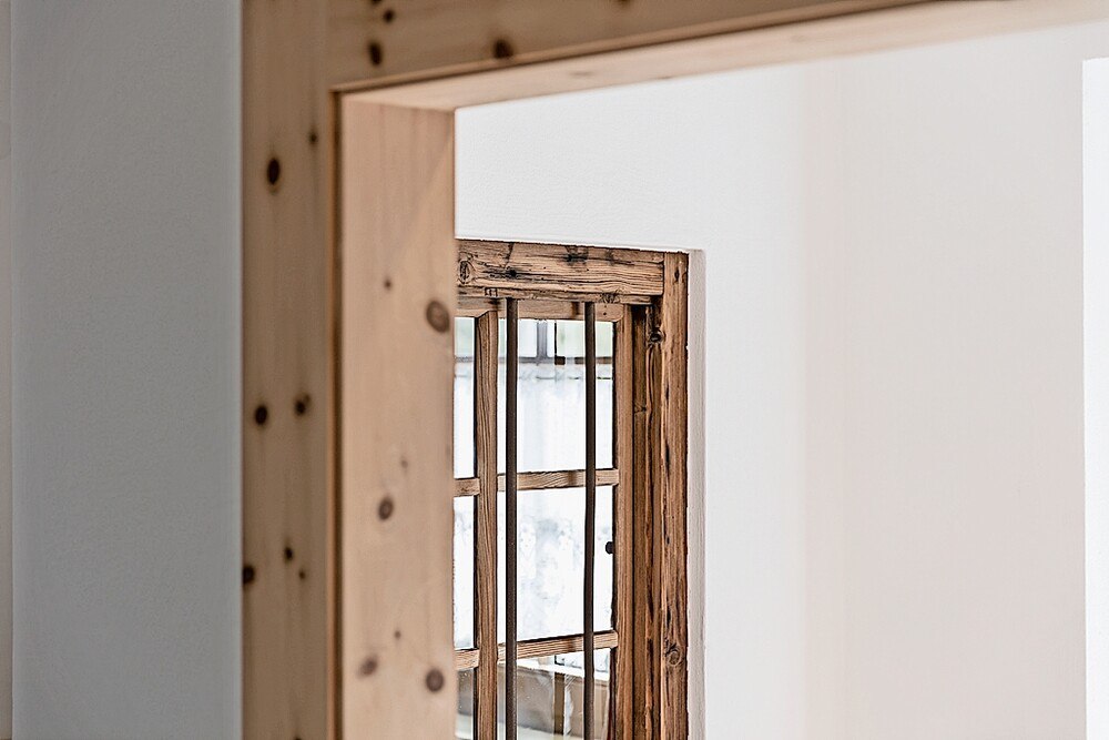 Fokus Natürlichkeit: Holzfenster geben den Blick auf die Charakteristik des Werkstoffs frei.
© René Marschall Fokus Natürlichkeit: Holzfenster geben den Blick auf die Charakteristik des Werkstoffs frei.