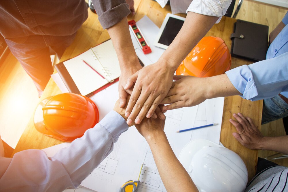 Der VÖTB arbeitet gemeinsam mit den Innungen an einem Merkblatt für bessere Zusammenarbeit bspw. auf der Baustelle.
© shutterstock/kanghophoto Der VÖTB arbeitet gemeinsam mit den Innungen an einem Merkblatt für bessere Zusammenarbeit bspw. auf der Baustelle.