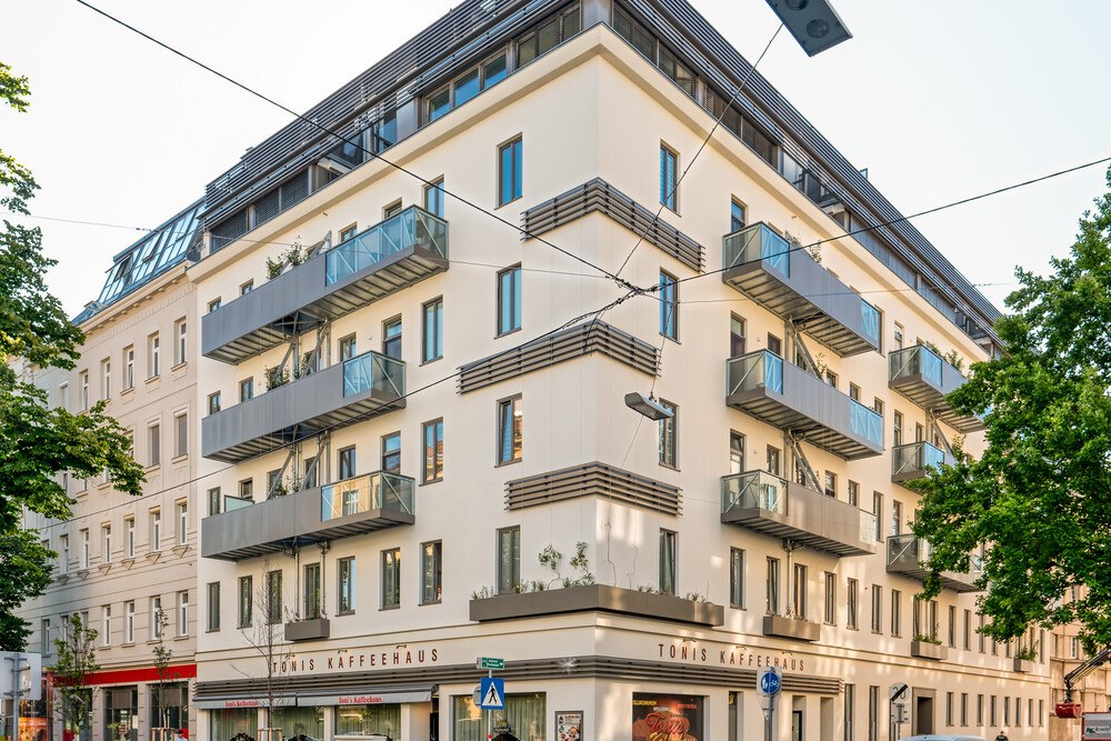 © Ulreich Bauträger
Objekt „Green Corner“ in der Leystraße 81 in Wien Brigittenau, ein vierstöckiger charmant sanierter Altbau mit Dachgeschoßausbau, sonnigen Freiflächen, begrüntem Innenhof mit Spielplatz und einer begrünten Fassade. Objekt „Green Corner“ in der Leystraße 81 in Wien Brigittenau, ein vierstöckiger charmant sanierter Altbau mit Dachgeschoßausbau, sonnigen Freiflächen, begrüntem Innenhof mit Spielplatz und einer begrünten Fassade.