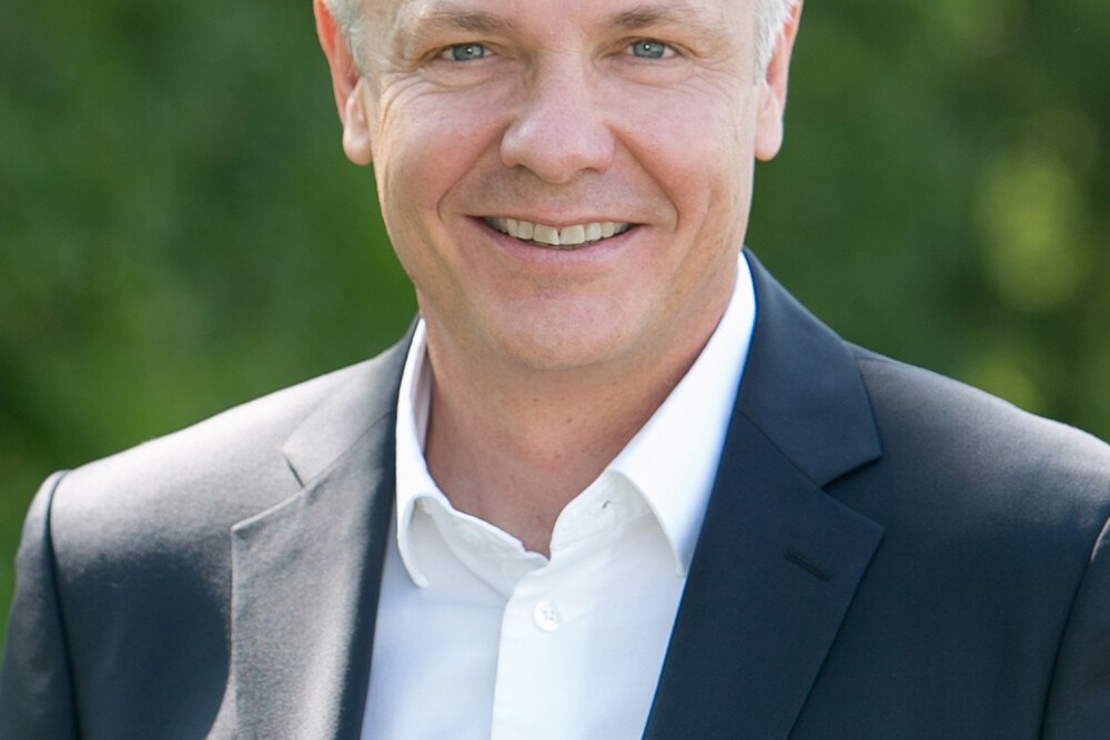 "Wir sind mit unseren Kunden laufend in Kontakt und gehen daher davon aus, dass nach Ostern wieder alle Kunden den Betrieb aufnehmen", zeigt sich Gernot Tritthart, Vertriebsdirektor Lafarge optimistisch.
© Lafarge "Wir sind mit unseren Kunden laufend in Kontakt und gehen daher davon aus, dass nach Ostern wieder alle Kunden den Betrieb aufnehmen", zeigt sich Gernot Tritthart, Vertriebsdirektor Lafarge optimistisch.